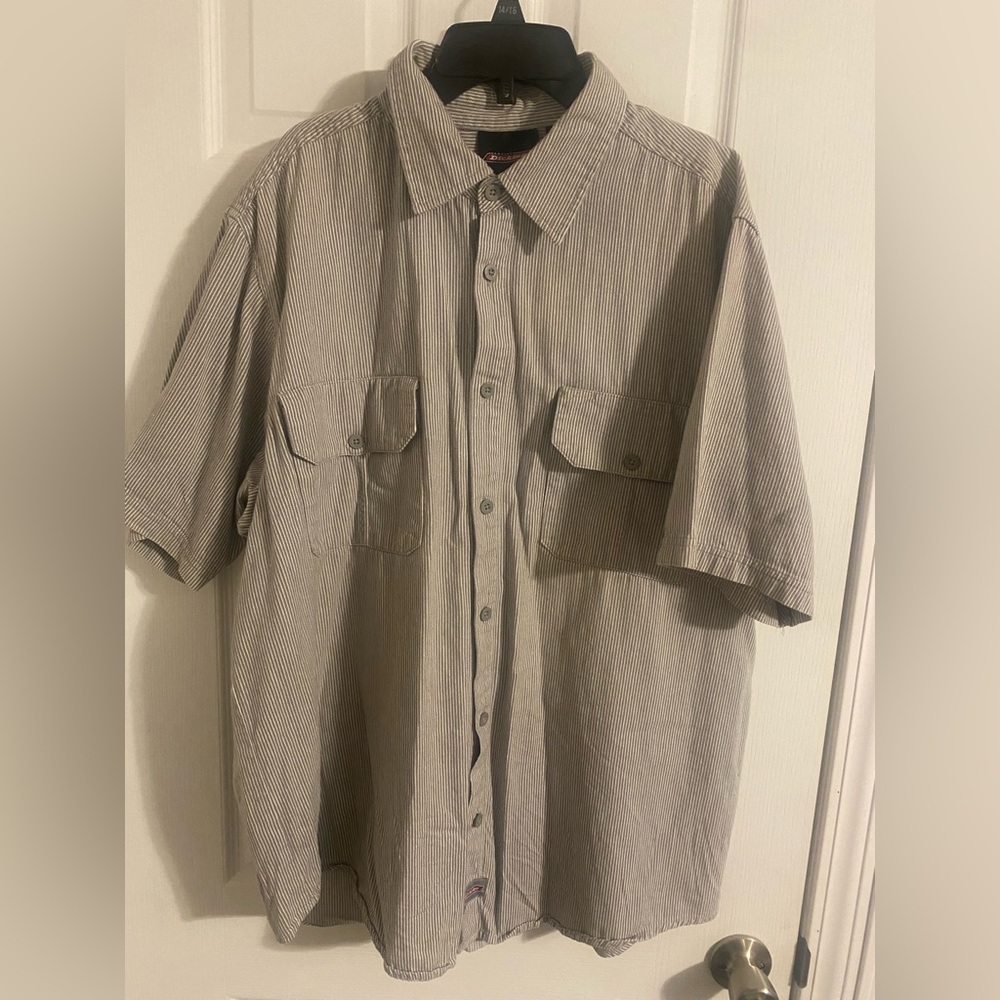 Dickies Casual Grey/ Stripe Short Sleeve Button Down Shirt Size: 2XL